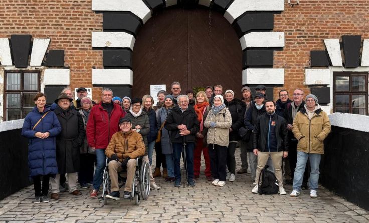 Die Teilnehmer der Studienreise vor der Festung Theresienstadt. (Foto: perspektive Mauthausen)