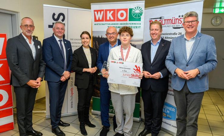 Roman Kernstock (Mitte) feiert seinen zweiten Platz bei den JuniorSkills Oö. (Foto: WKO)