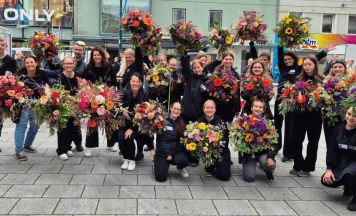 Floristen-Flashmob bringt Blumen auf den Linzer Hauptplatz
