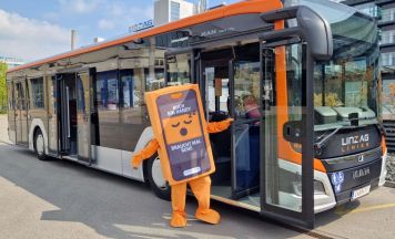 Theatergruppe wirbt in Linzer Öffis für mehr Rücksicht
