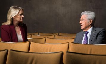 Heinz Fischer und Corinna Milborn diskutieren Demokratie in Linz