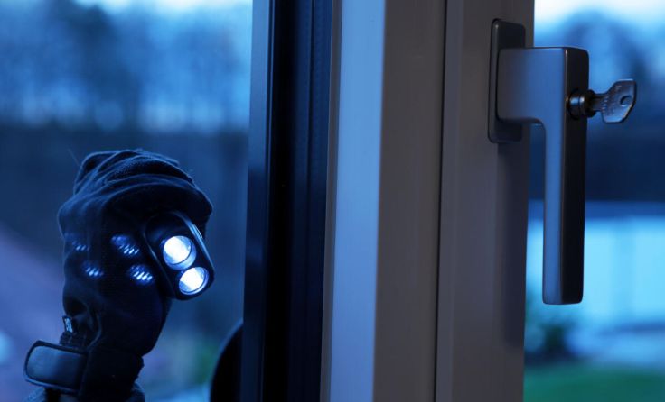 Versperrte Fenster und Türen erschweren Einbrechern den Zugang. (Foto: rubrafoto/stock.adobe.com)