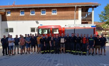 Oed in Bergen und Mitterfecking feiern 25 Jahre Feuerwehrpartnerschaft