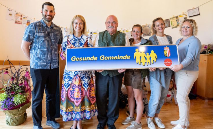 Überreichung der Tafel „Gesunde Gemeinde“ (Foto: Land OÖ)