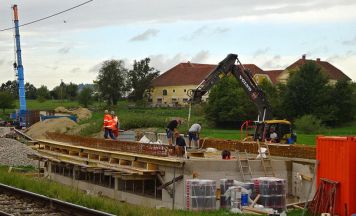 Brückenneubau in Waizenkirchen legt Bahnstrecke fünf Wochen lahm