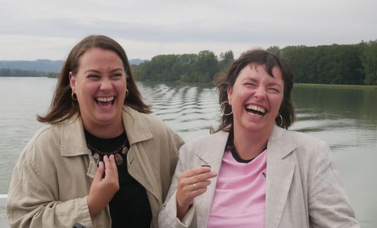 Zwei Künstler bei der Bootsfahrt (Foto: Festival der Regionen)