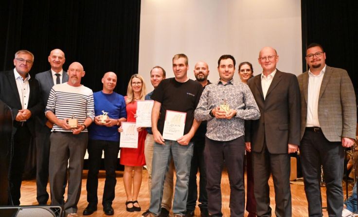 Gewinner des Inklusionspreises mit Ehrengäste (Foto: Joachim Reder/Institut Hartheim,)