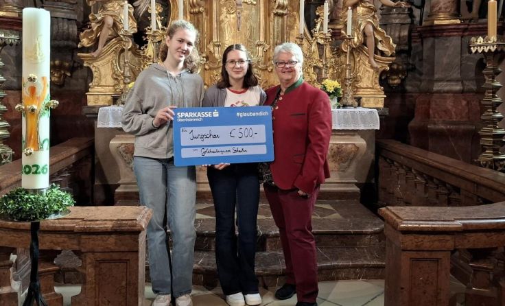 Beim Gottestdienst (v.l): Julia, Pauline, Brigitte Capko (Foto: Goldhauben)