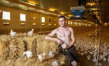 Simon Kaiblinger aus Alkoven ist das Juli-Model im Jungbauernkalender 2027
