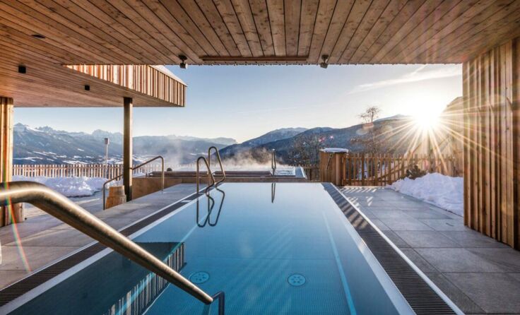 Bergluft tanken Gäste beim Schwimmen in den Pools mit Ausblick. (Foto: Tratterhof)