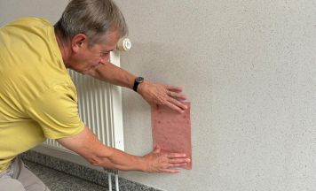 Schnuppertest und Löschpapier: kriechende Nässe in der Wand aufspüren