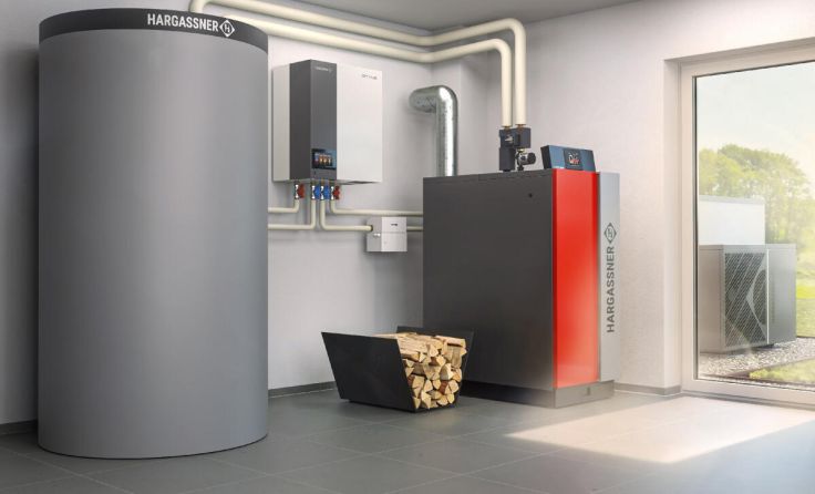 Eine Wärmepumpe lässt sich zum Beispiel mit einem Biomassekessel kombinieren. (Foto: Hargassner)