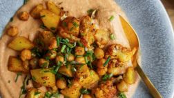 Karfiol auf gerösteter Paprika und Tomatensauce