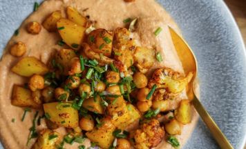 Karfiol auf gerösteter Paprika und Tomatensauce