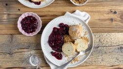 Topfenknödel mit Beerenröster