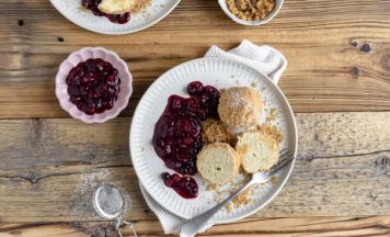 Topfenknödel mit Beerenröster