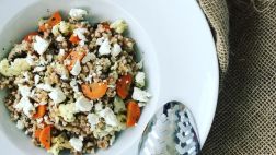 Dinkelreispfanne mit Gemüse und Fetakäse