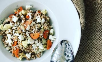 Dinkelreispfanne mit Gemüse und Fetakäse