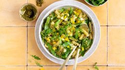 Nudelsalat mit Pesto und Mozzarella