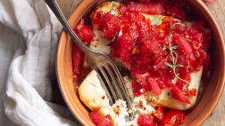 Ofenfeta mit spicy Melonen-Tomaten-Salsa