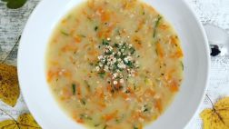 Herbstgemüsesuppe mit Haferflocken