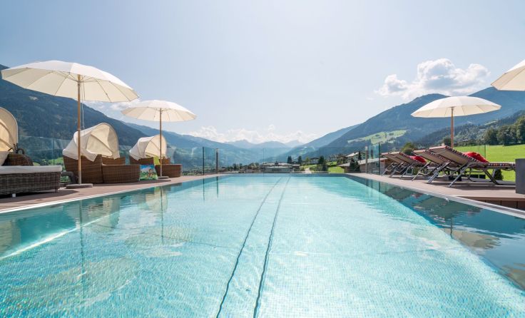 Großzügiger Outdoorpool mit Bergpanorama (Foto: Mia Alpina.Zillertal Family Retreat)