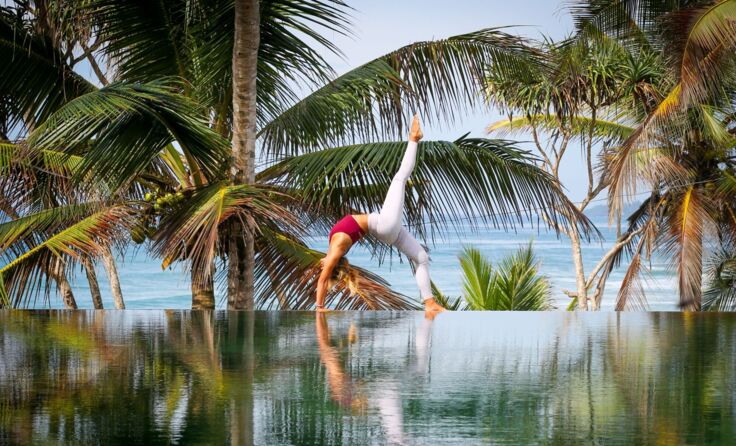 Yoga am Pool (Foto: Hollmann-UTMT)
