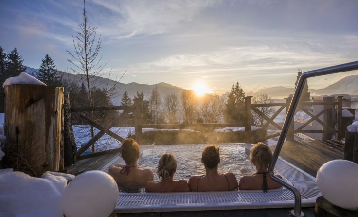 Entspannung im Whirlpool bei Sonnenuntergang im Winter(Foto: Hotel Panorama Royal)