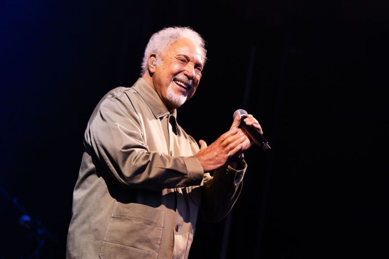 LINZ. 1x2 VIP tickets for Tom Jones on July 18th at Klassik am Dom - | ...