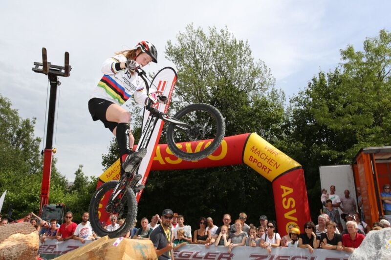 Sportler auf dem Rad begeistern die Zuschauer mit waghalsigen Stunts