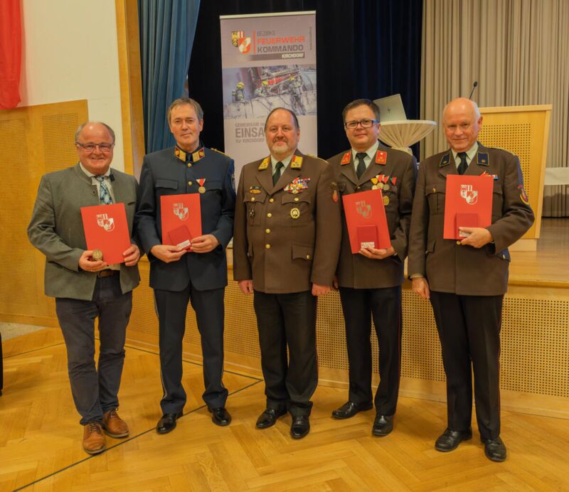 Ehre, wem Ehre gebührt: Feuerwehren vor dem Vorhang