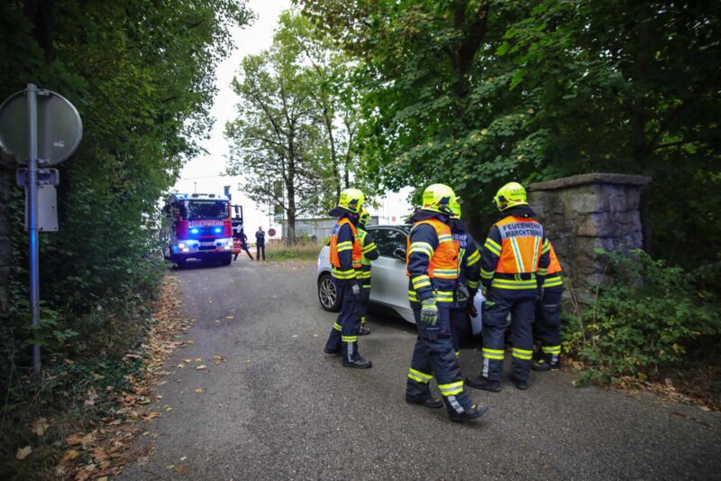 LeihElektroauto gegen Säule des Einfahrtstores eines Betriebsgeländes in Marchtrenk gekracht
