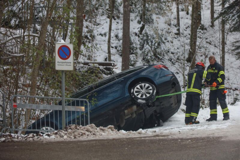 Mein Geparktes Auto Wurde Beschädigt Verursacher Bekannt Geparktes Auto in Grünau im Almtal in Bachbett gerollt