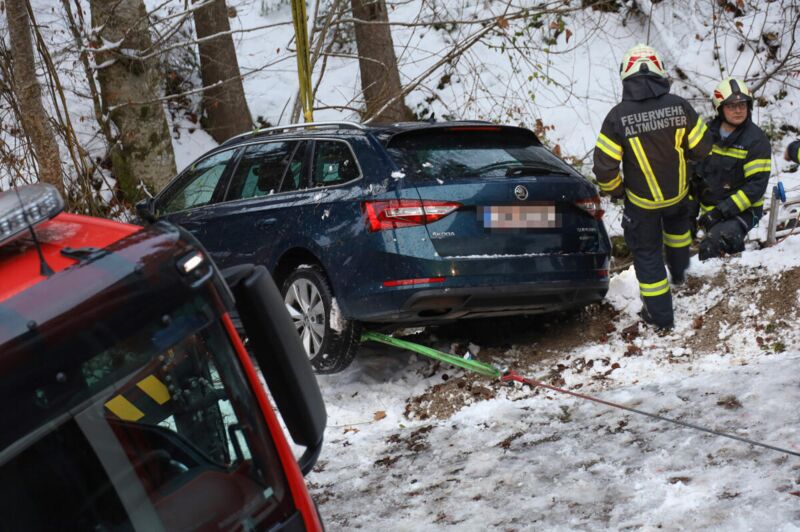 Mein Geparktes Auto Wurde Beschädigt Verursacher Bekannt Geparktes Auto in Grünau im Almtal in Bachbett gerollt