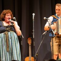 RIED. 5x2 Karten für das Gstanzl Singa am 11. April 2026, Bauernmarkthalle Ried