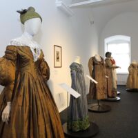 LINZ. 12 x 2 Freikarten für Ausstellung „Die Oberösterreicherin.Dirndl.Kleid“, bis 26. Oktober, Schlossmuseum Linz