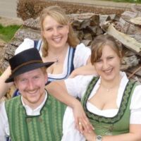 MATTIGHOFEN. 1x VIP-Package für das Mattighofner Gstanzlsingen für zwei Personen (Eintritt, Getränke und Brettljause)