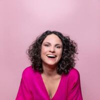 MÜNZBACH. 3 x 2 Freikarten für den Kabarettabend mit Antonia Stabinger auf der Johannesbühne in Münzbach am Mittwoch, 3. Juni, 20.30 Uhr