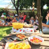 Junge Lesefreunde zu Gast im Garten von Irene Weinfurter