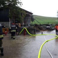 Erfolgreicher Unwettereinsatz: FF Baumgartenberg konnte drohende Stallüberflutung mittels Schmutzwasserpumpe abwenden