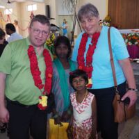 Tränen der Rührung: Kaplan ermöglichte Münzbacher Reisegruppe in Indien Treffen mit Patenkindern