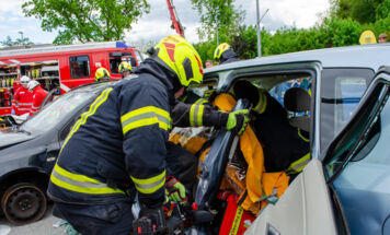 Die Feuerwehr zeigte die Bergung von Personen aus Autos. (Foto: Rene Oberhuemer)