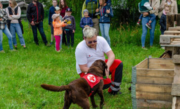 Die Suchhunde des Roten Kreuzes kamen natürlich gerade bei den Kindern sehr gut an. (Foto: Rene Oberhuemer)