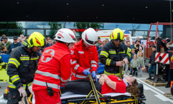 Das Rote Kreuz zeigte die Versorgung von Verletzten. (Foto: Rene Oberhuemer)