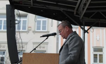 Stadtpfarrer Rupert Niedl erteilte den Segen für die Pferde.