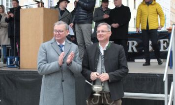 Stadtpfarrer Rupert Niedl (l.) und Bürgermeister Bernhard Zwielehner