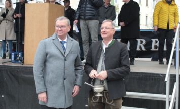 Stadtpfarrer Rupert Niedl (l.) und Bürgermeister Bernhard Zwielehner