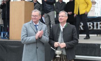 Stadtpfarrer Rupert Niedl (l.) und Bürgermeister Bernhard Zwielehner