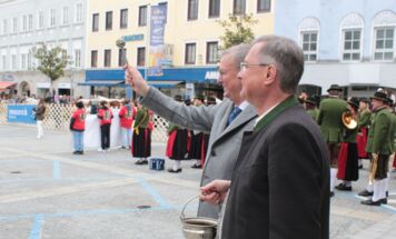 Stadtpfarrer Rupert Niedl und Bürgermeister Bernhard Zwielehner