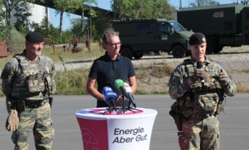 Oberst Alfred Steingreß, CEO Leonhard Schitter, Kompaniekommandant Oberleutnant Maximilian Staudinger (Foto: Horn)